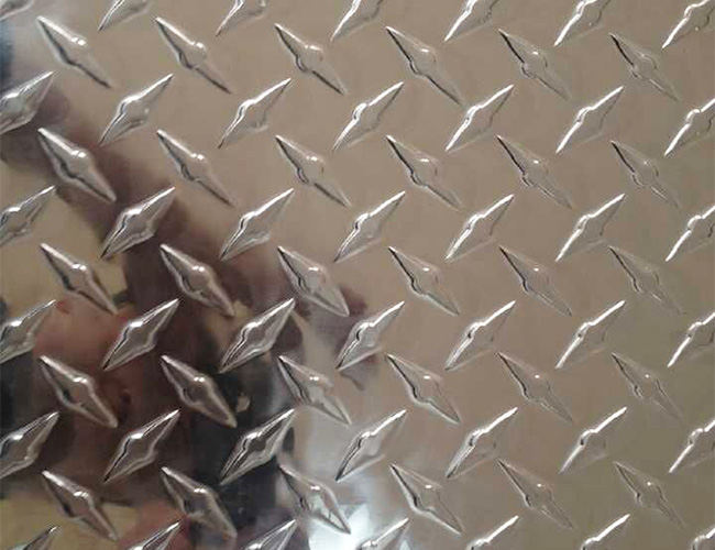 What are the alloy specifications of the patterned aluminum plate for the carriage